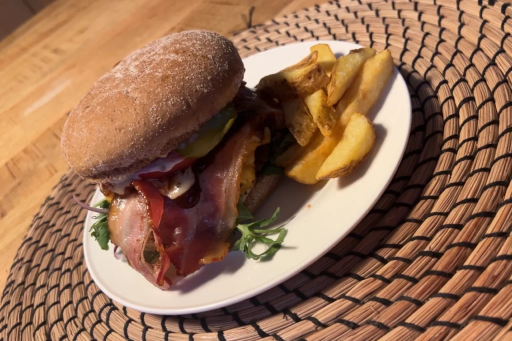 Burger wołowy z grubo ciętymi frytkami